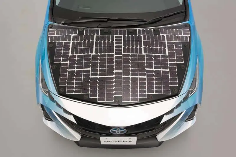 Toyota-prius-PHV-tecnologia-solar-sharp-nedo_vista-placas-capo