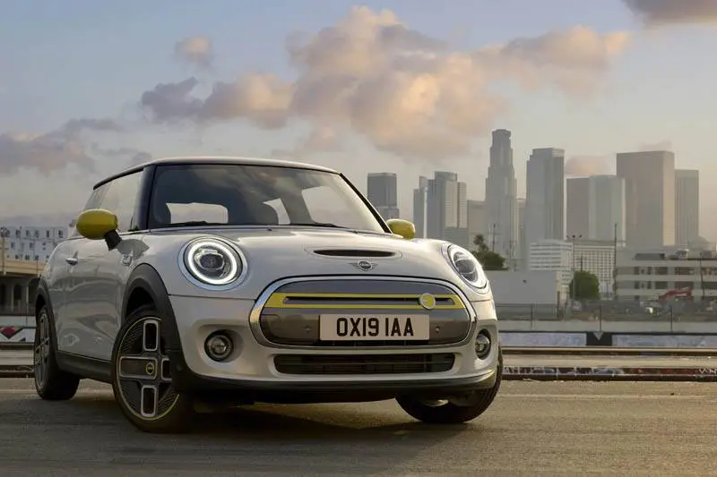 Mini-Electric-SE_fronta-skyline