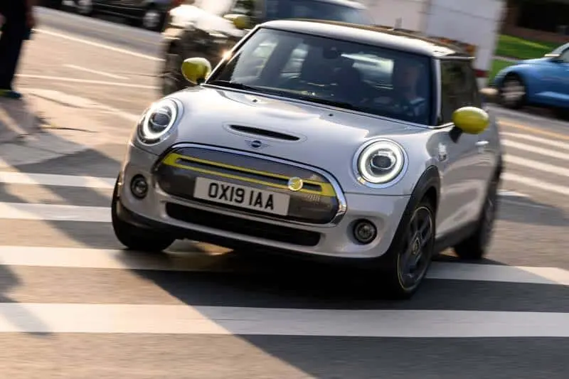 Mini-Electric-SE_movimiento-curva-ciudad
