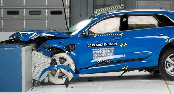 pruebas-seguridad-IIHS-audi-etron_choque-frontal1