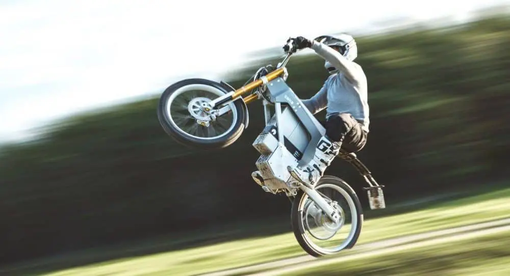 CAKE-Kalk&-moto-electrica-diferentes-usos-acrobacias