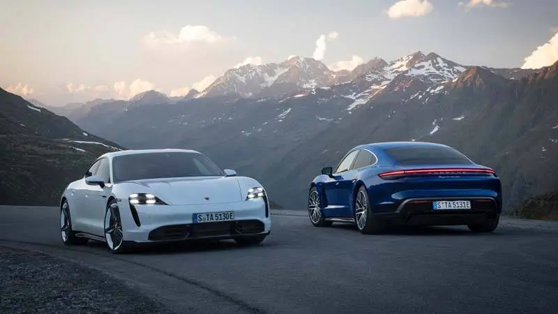 Foto de un Porsche Taycan blanco y azul