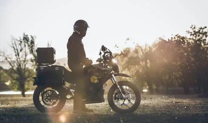 Zero-Motorcycles-Black-Forest-DSR-2020_lateral-bosque