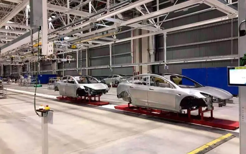 Tesla Model 3 en la cadena de montaje de la Gigafactory 3 de Tesla