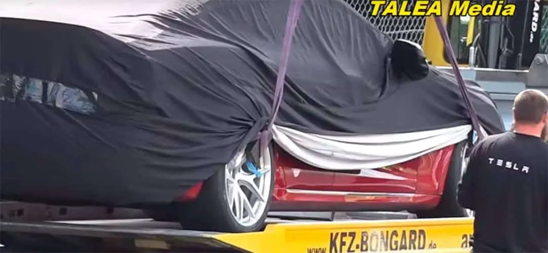 Foto del Tesla Model S Plaid en una grua