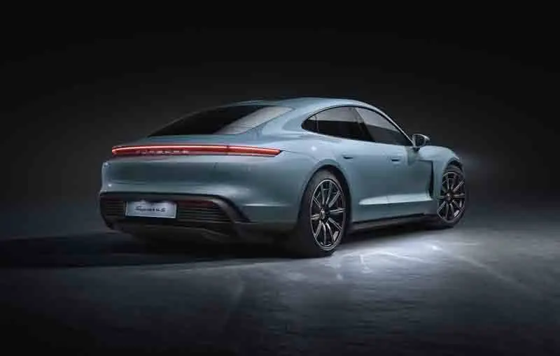 Porsche-Taycan-4S_trasera