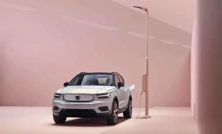 Volvo-XC40-Recharge_cargando
