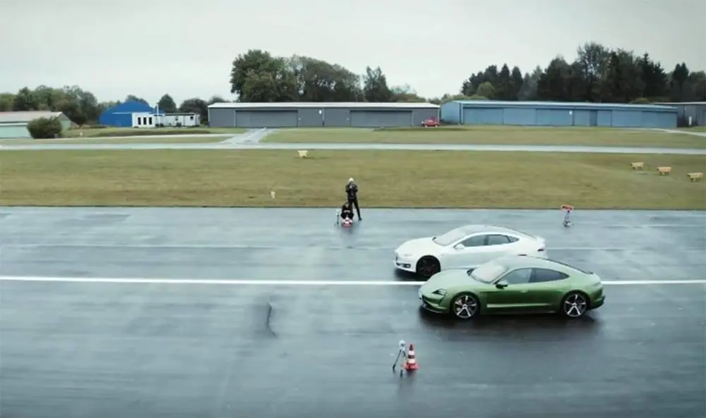 Foto del enfrentamiento del Porsche Taycan VS Tesla Model S