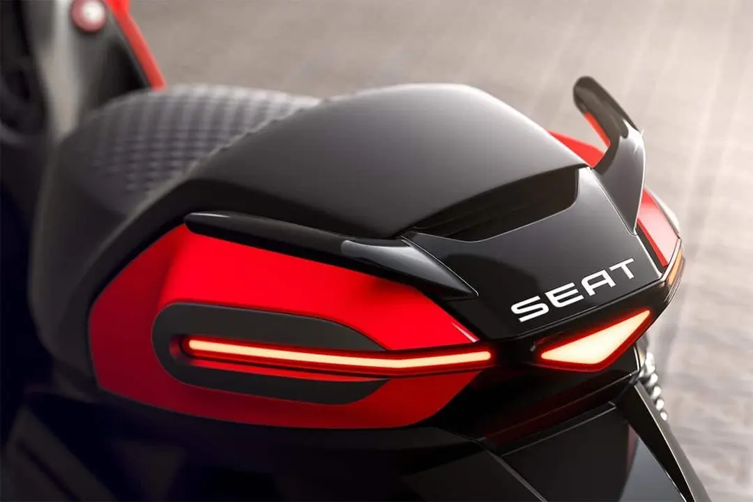 Foto de la parte trasera de la moto el&eacute;ctrica de SEAT