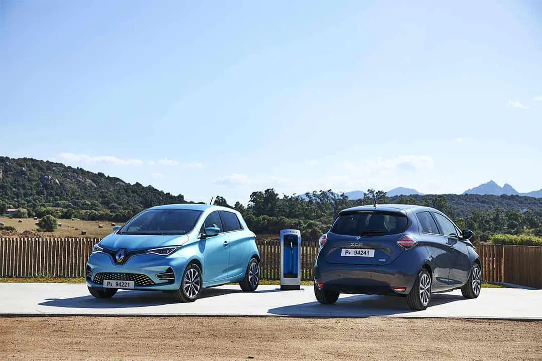 Foto del nuevo Renault Zoe, visto por delante y por detr&aacute;s.