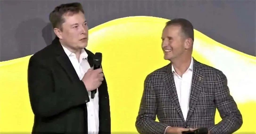 Elon Musk junto a Hebert Diess en una conferencia