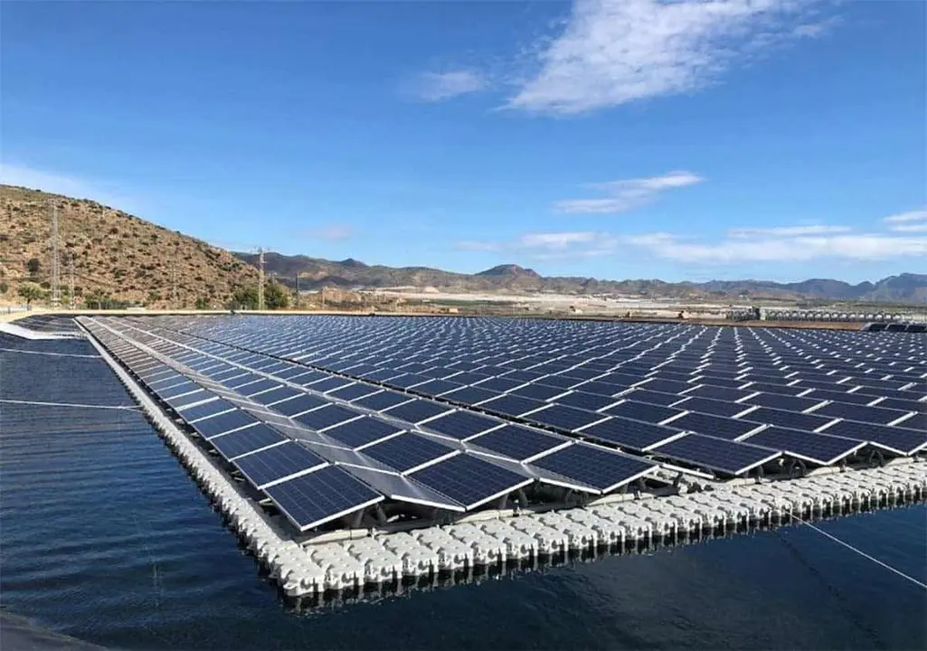 Foto de la planta solar flotante de Mazarron