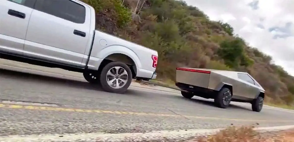 Tesla Cybertruck arrastrando a la Ford F-150