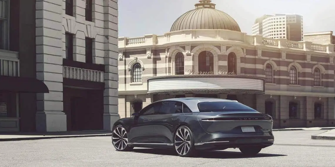 lucid-air-sedan-lujo-electrico_trasera-lateral