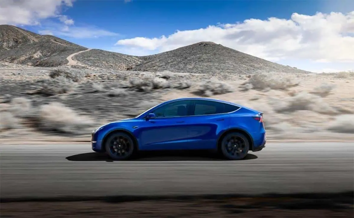 Tesla Model Y de vista lateral de color azul