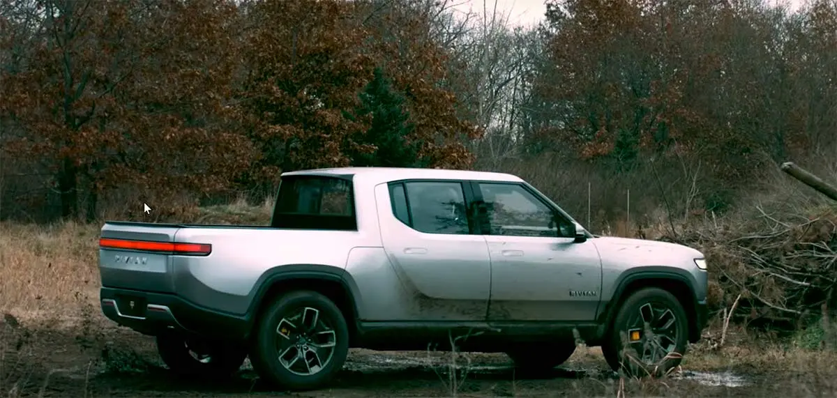 Rivian girando sobre su propio eje como un tanque