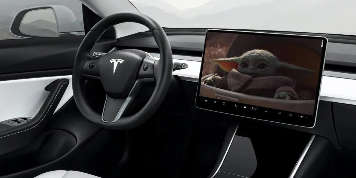 Foto del interior de un Tesla Model 3 viendo Disney+