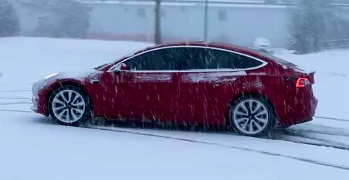 Tesla Model 3 bajo el hielo y fr&iacute;o
