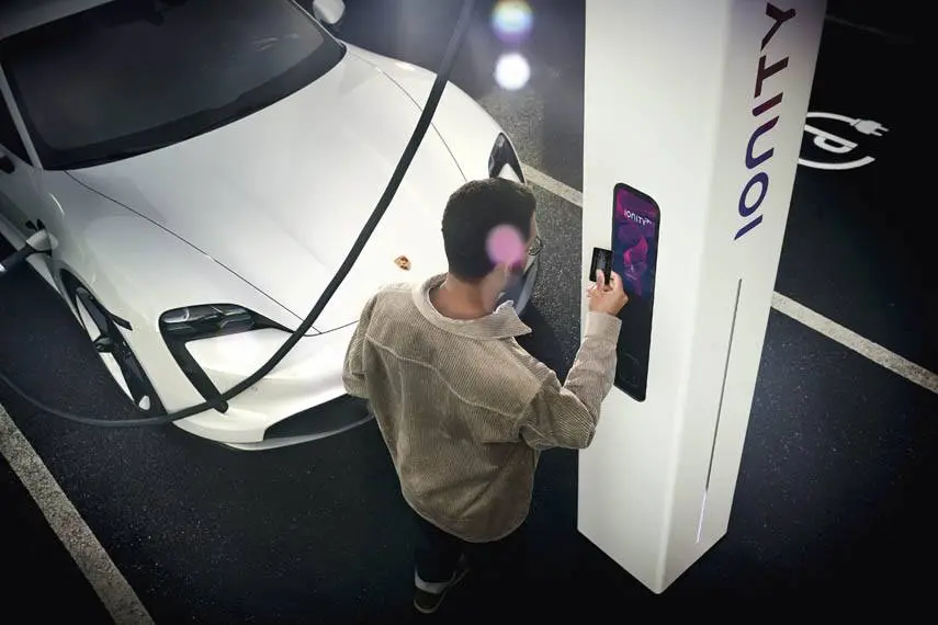 ionity-cargando-porsche-taycan