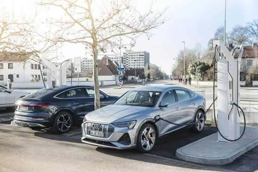 Audi_e-tron_Sportback_55_quattro_cargando