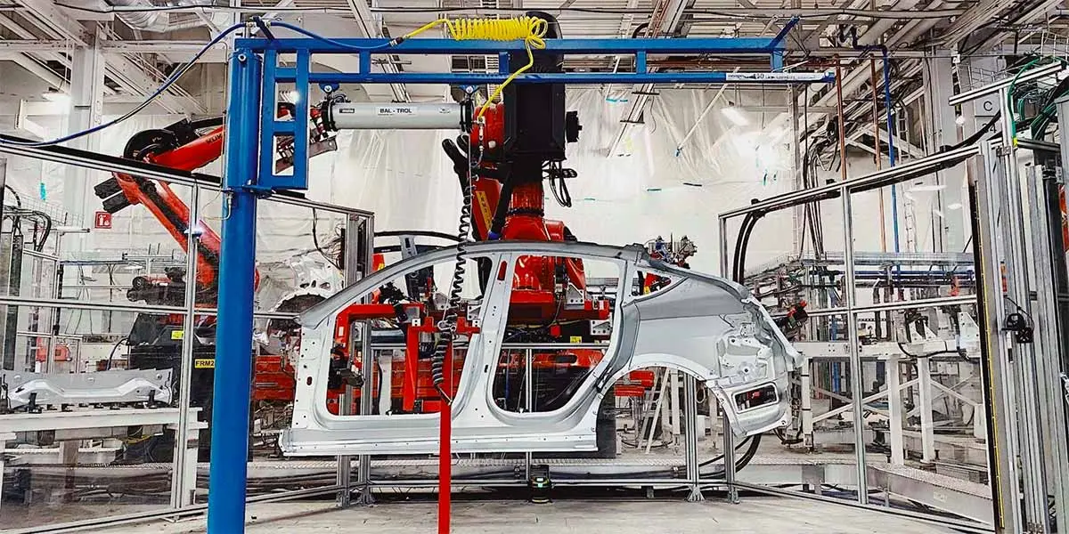 Foto del proceso de ensamblaje de un Tesla Model Y 