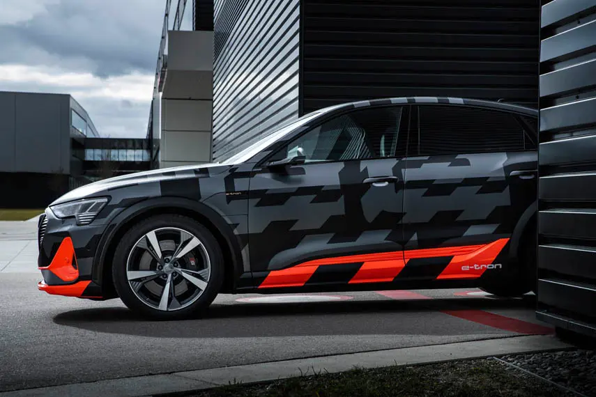 audi-e-tron-version-S_lateral