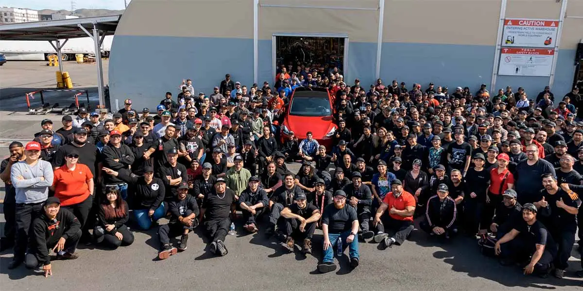 Equipo Tesla que ha fabricado el coche 1 mill&oacute;n 