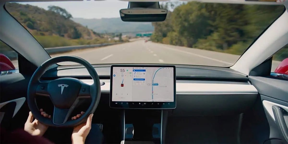 Foto del Autopilot activo en un Tesla