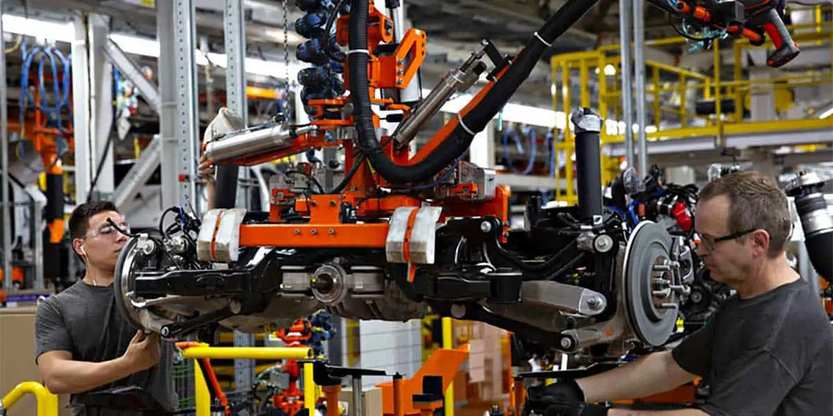 Foto del interior de la f&aacute;brica de Ford en un proceso de montaje de un coche