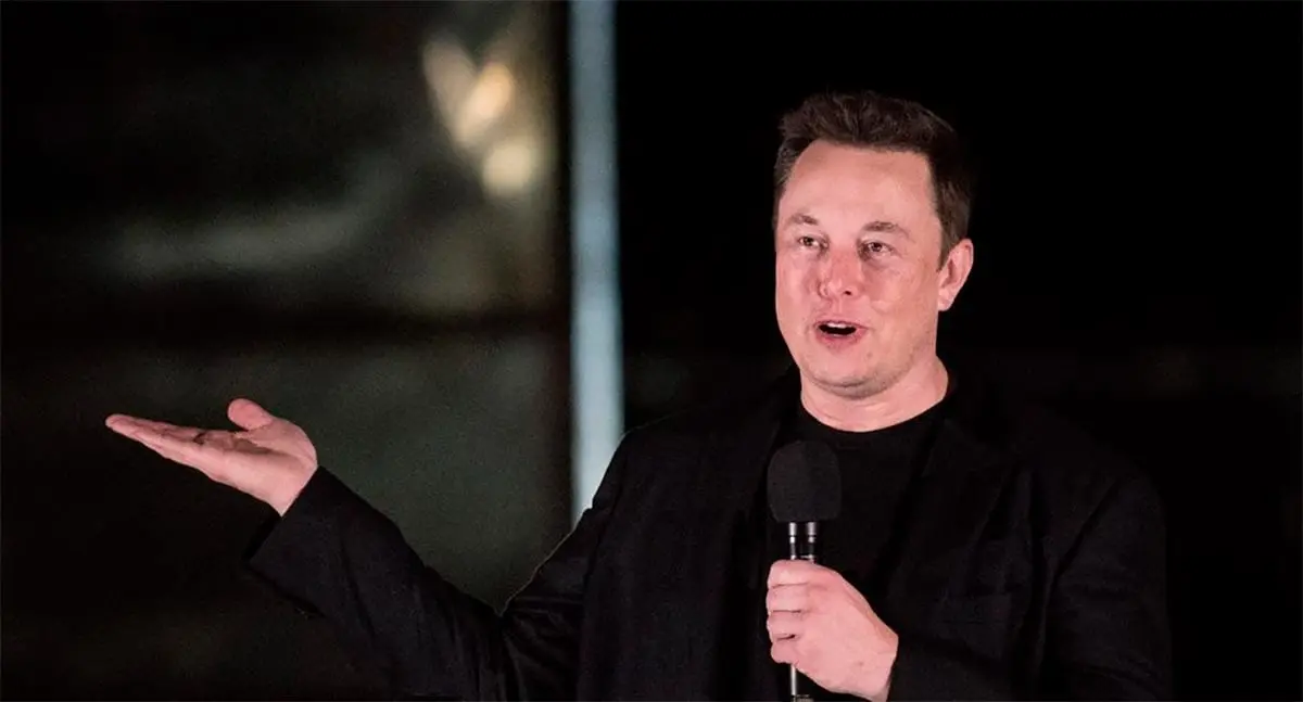 Elon Musk, CEO de Tesla en una presentaci&oacute;n.