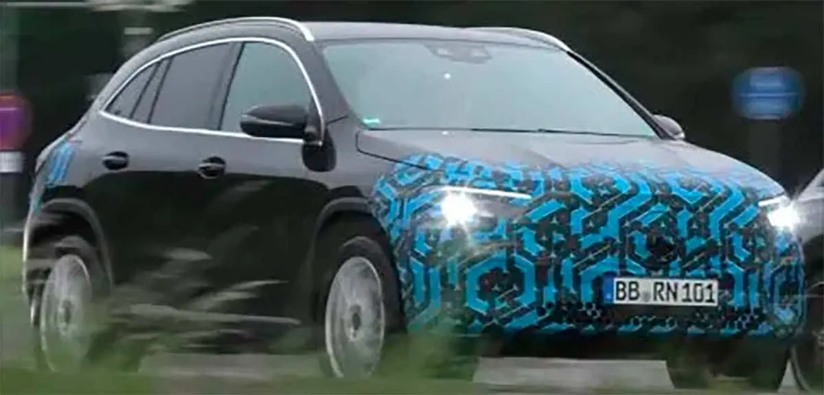 Foto del Mercedes EQA con camuflaje