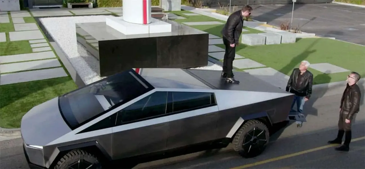 Foto donde Elon Musk se sube a la CyberTruck para explicar las novedades
