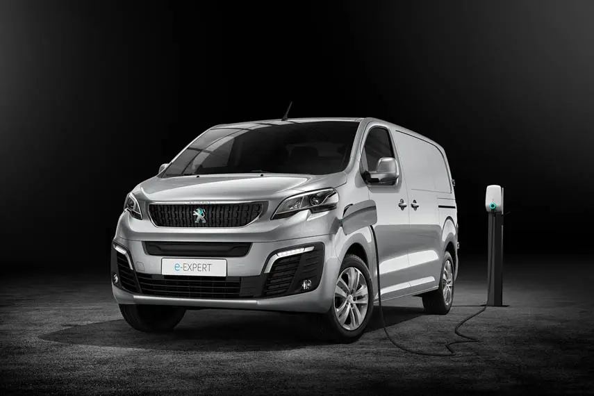 peugeot-e_expert-furgoneta-electrica-cargando3