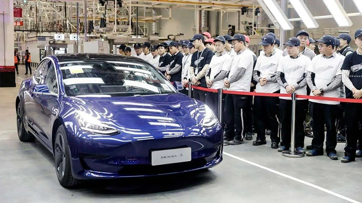 Foto del primer Tesla Model 3 fabricado en la Gigafactory 3 de China