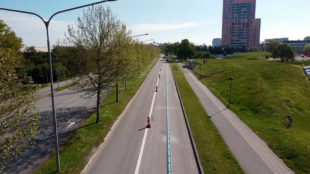 Carril de carretera que carga los coches el&eacute;ctricos