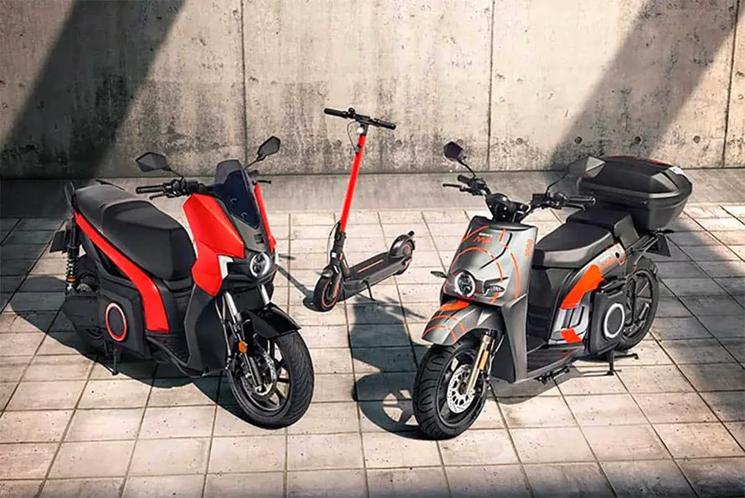 Foto de la scooter el&eacute;ctrica de SEAT y del patinete el&eacute;ctrico