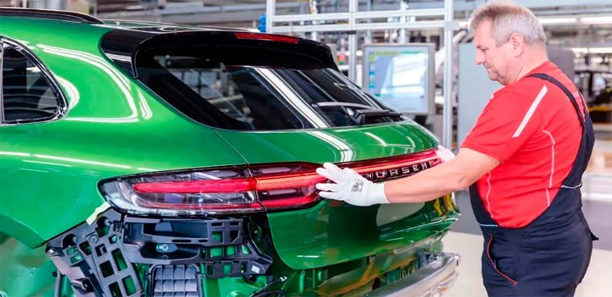L&iacute;nea de montaje del Porsche Macan en la f&aacute;brica de Leipzig