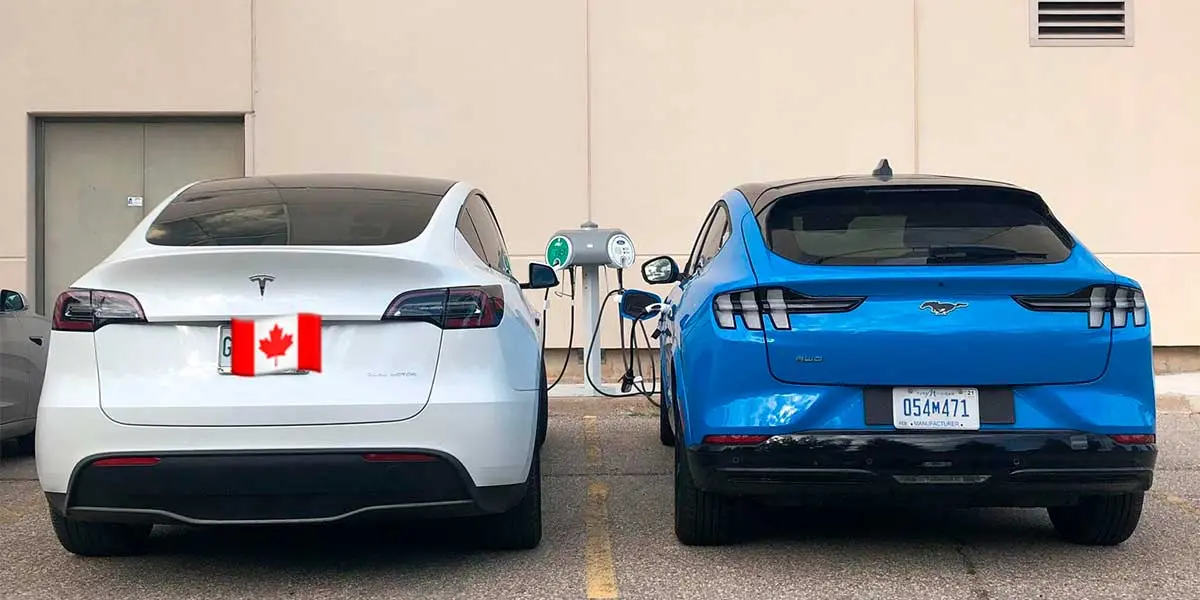 Foto que compara el tama&ntilde;o del Tesla Model Y frente al Ford Mustang Mach-E
