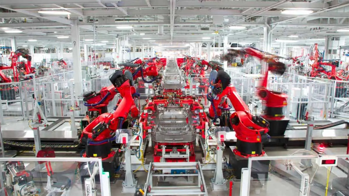 Foto dentro de la Gigafactory de Tesla