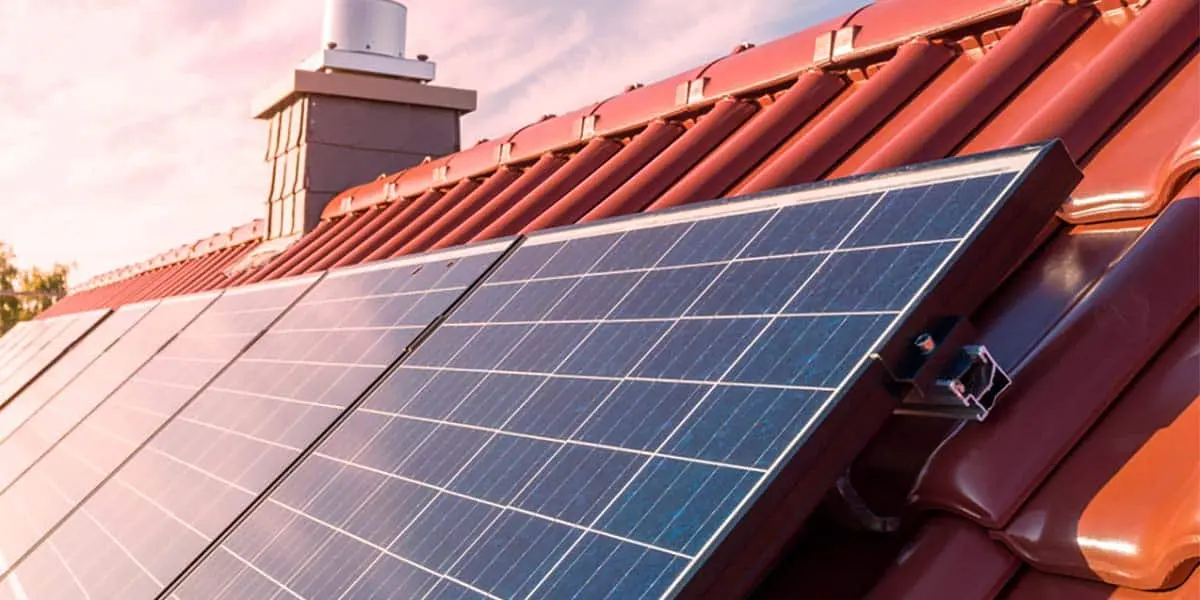 Foto de placas solares instaladas en un tejado