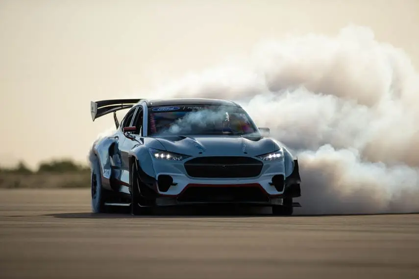 Ford-Mustang-Mach-E-1400_derrape2