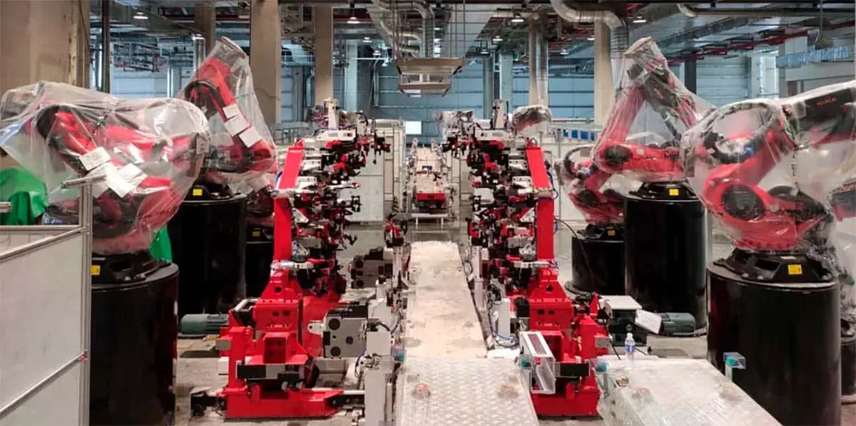 foto de varios robots de Tesla en la Gigafactory