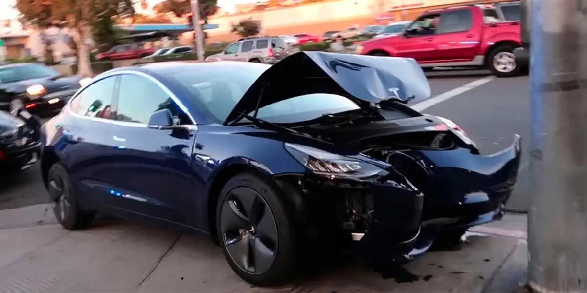Foto de un accidente de un Tesla Model 3 de color azul