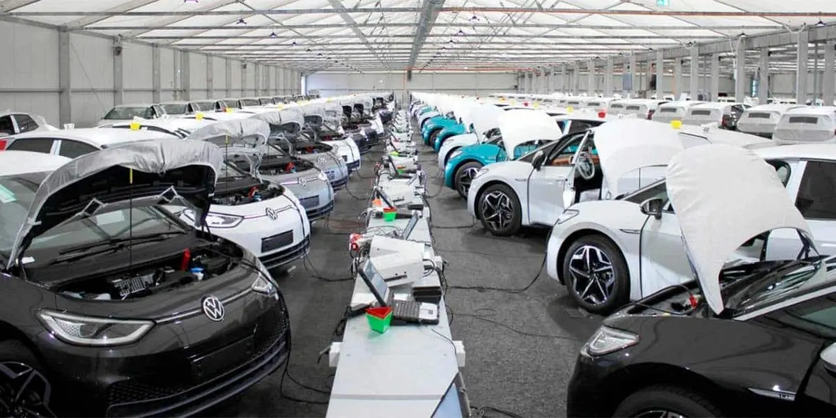 Foto donde se observa el proceso de instalaci&oacute;n del software en el Volkswagen ID.3