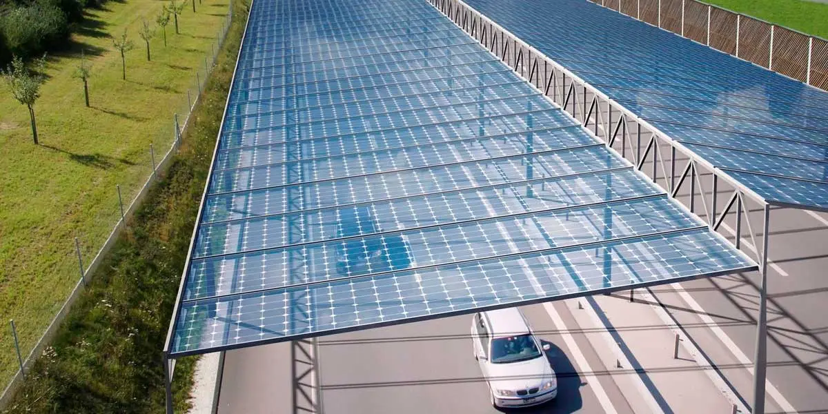 Imagen de un techo solar instalado en una autopista