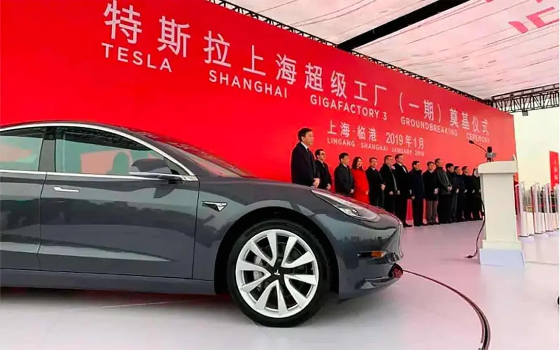 Foto del Tesla Model 3 en el anuncio de la Gigafactory 3 de China