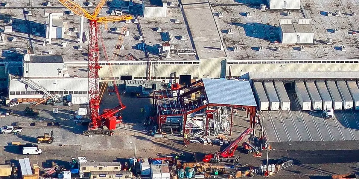 Foto del proceso de montaje de la m&aacute;quina de fundici&oacute;n m&aacute;s grande del mundo en la f&aacute;brica de Tesla