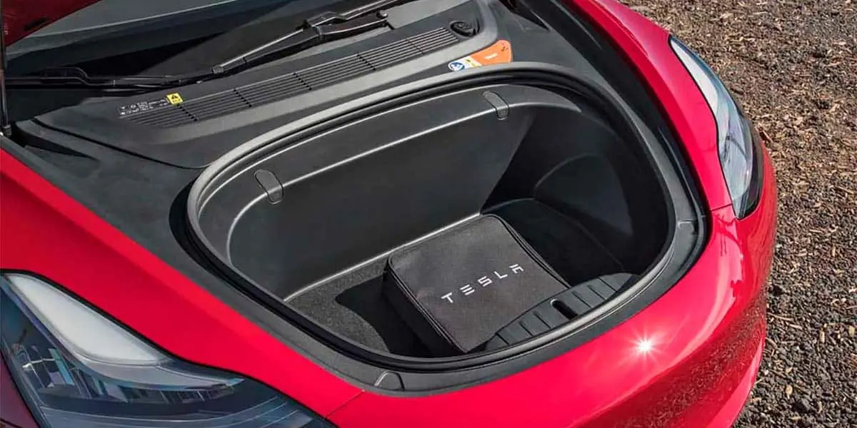Foto del maletero delantero (frunk) del Tesla Model 3