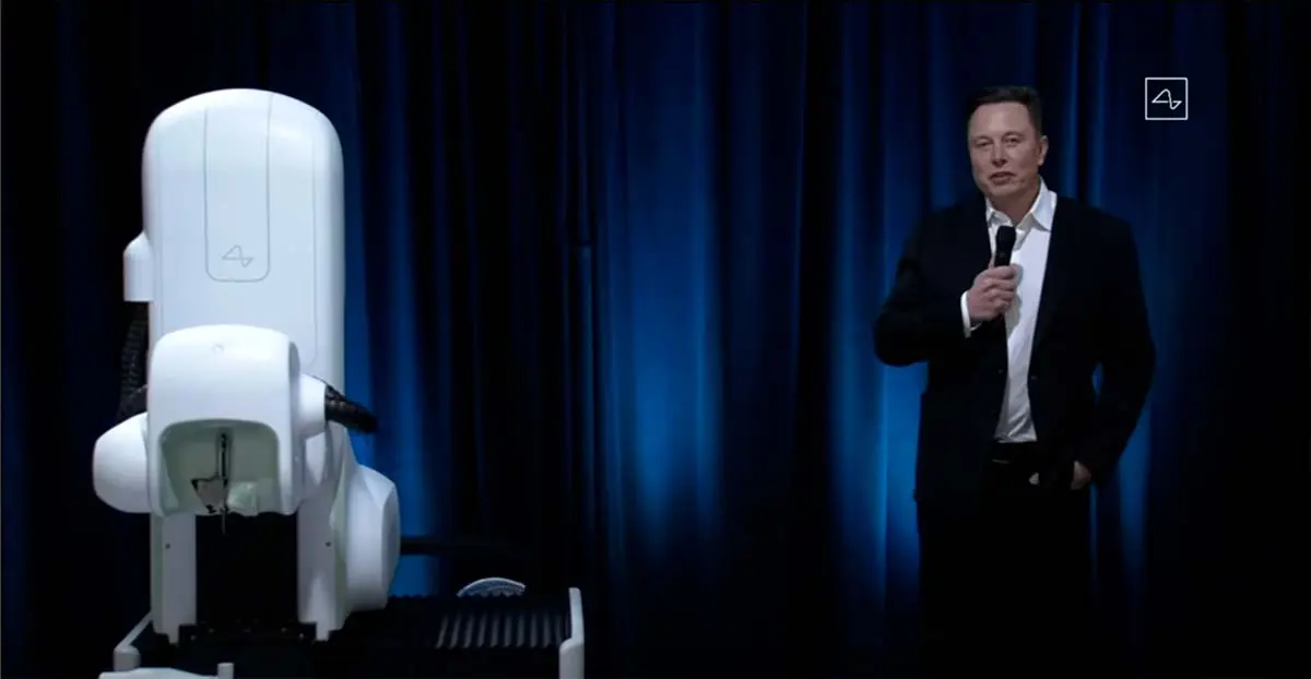 Foto de Elon Musk y el robot quir&uacute;rgico de Neuralink en lel evento de 2020 