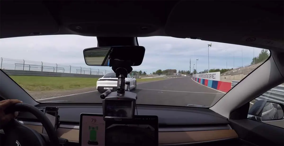 Foto de una vuelta en un Tesla Model 3 Performance y un Porsche Taycan en Nurburgring